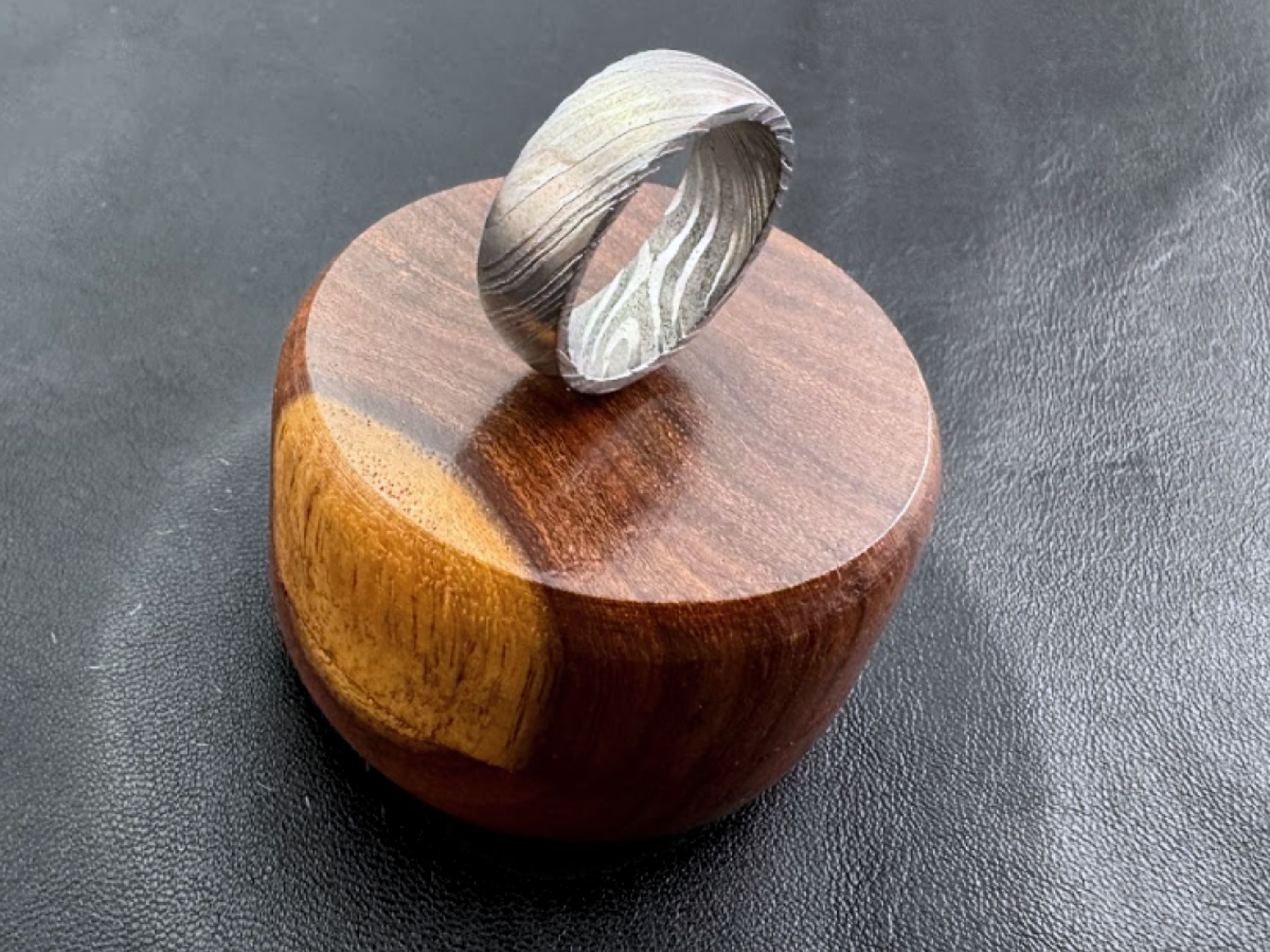handmade Damascus steel ring round bevel with custom rosewood gift box RUST FREE