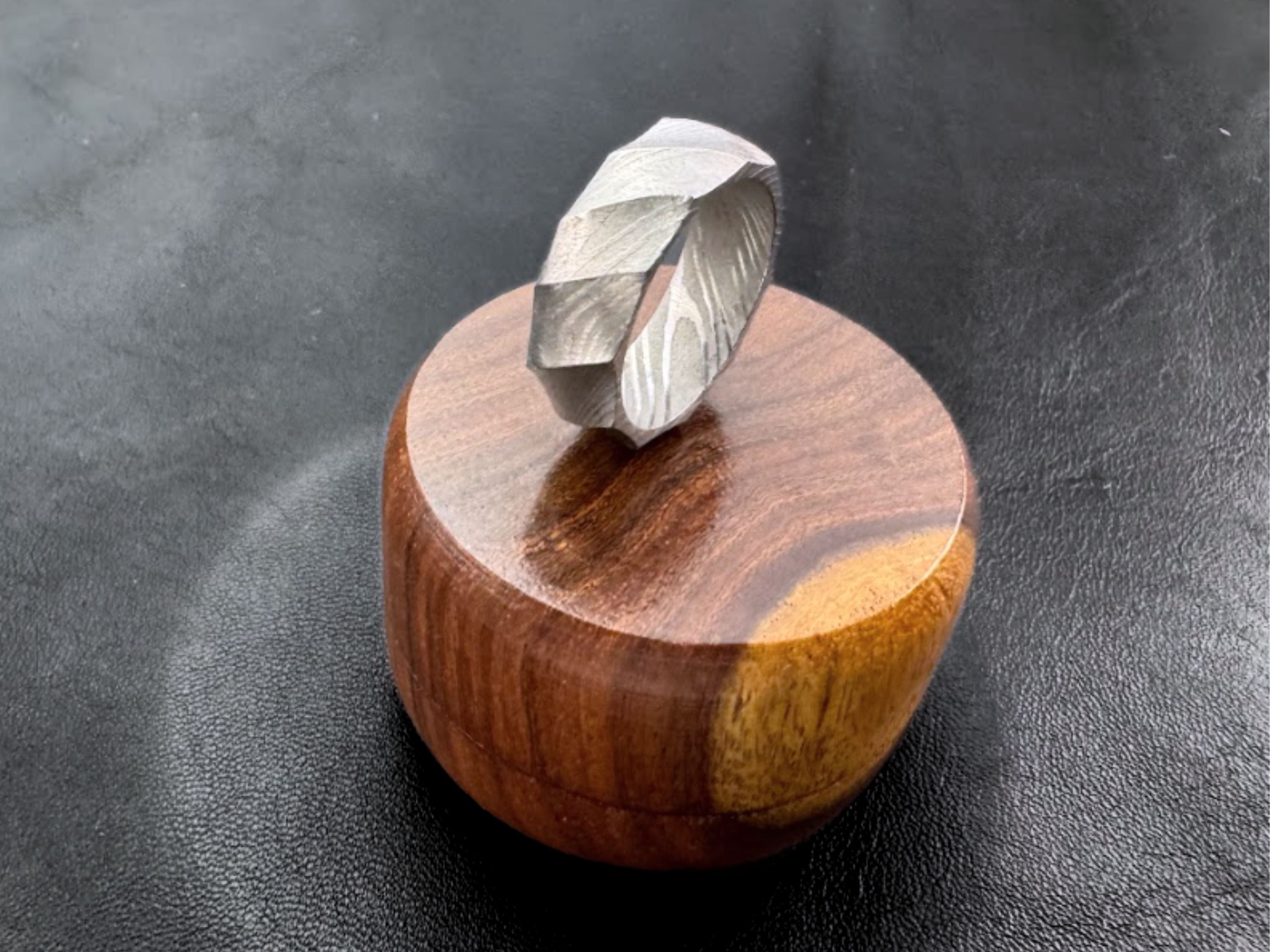Damascus steel wavy ring with hand carved rosewood gift box Rust Free
