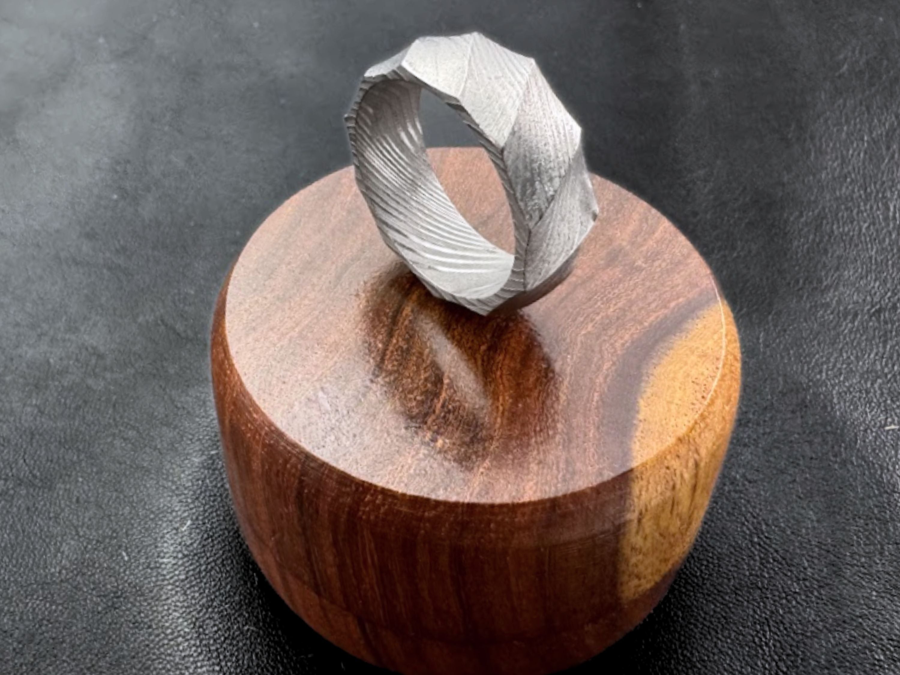 Damascus steel wavy ring with hand carved rosewood gift box Rust Free
