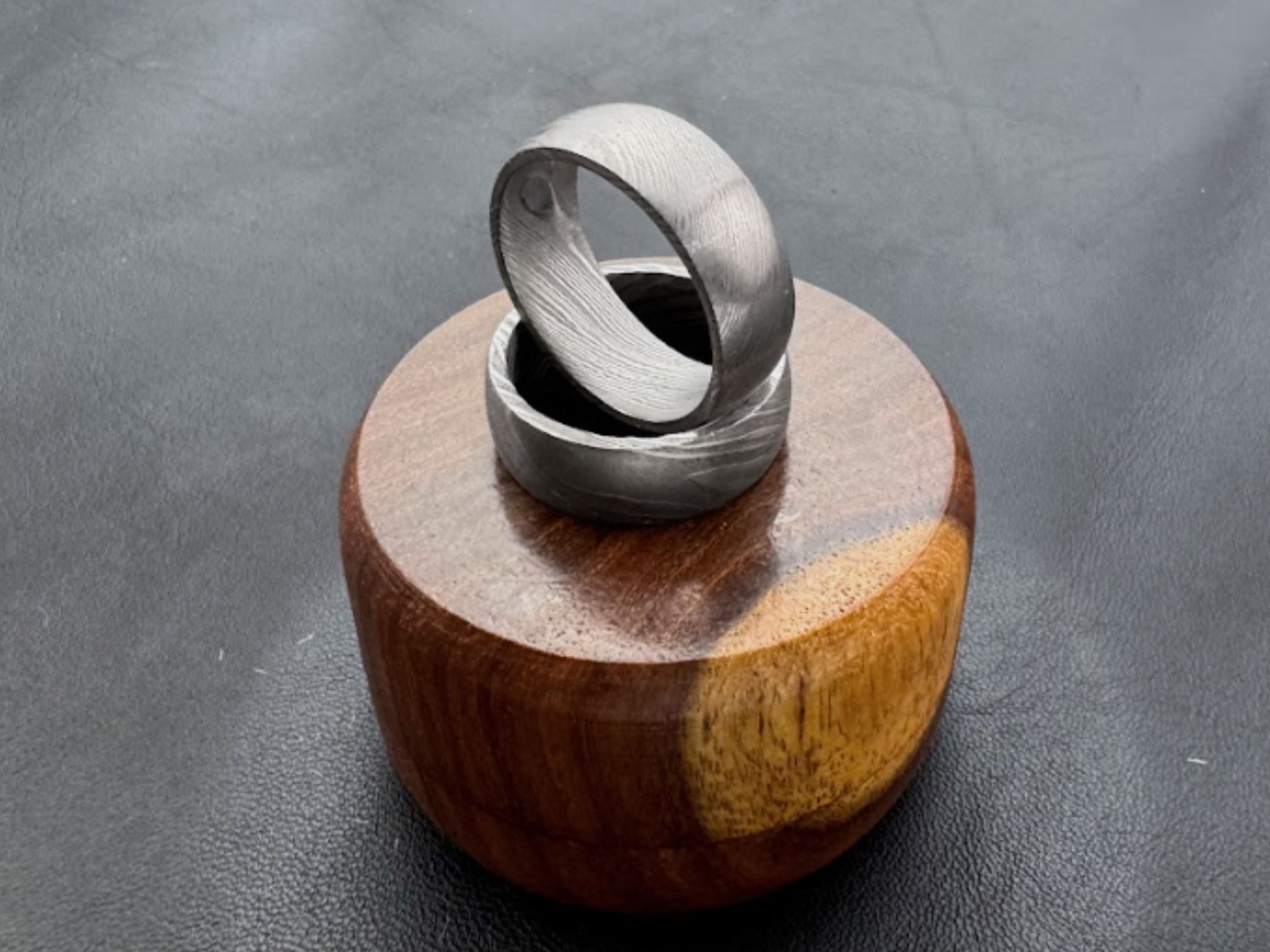 handmade Damascus steel ring round bevel with custom rosewood gift box RUST FREE
