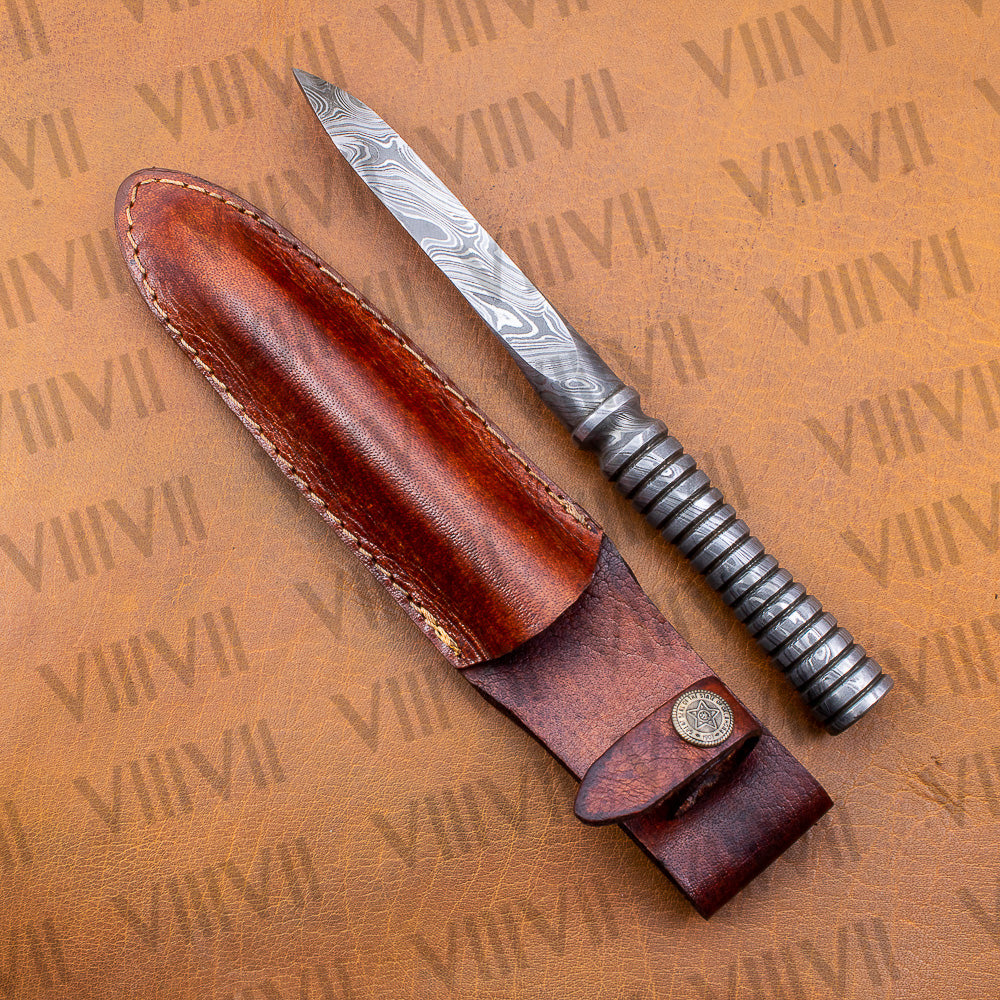 Tri-Edge Dagger in Damascus Steel – Unique Twisted Blade with Belt-Attachable Leather Sheath – Premium Craftsmanship